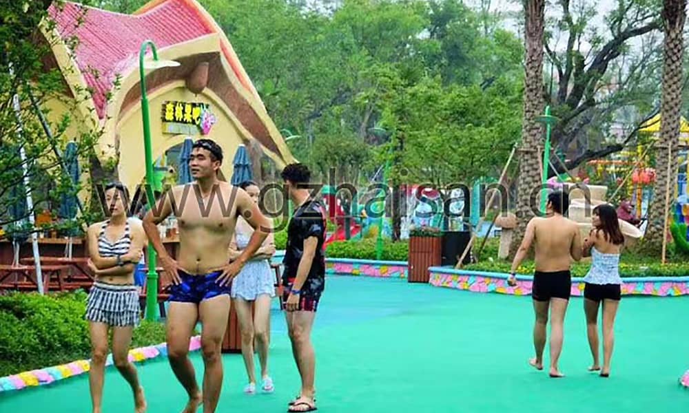 水上游乐设施纷繁多样，包括众多刺激、考验身体技巧的娱乐项目