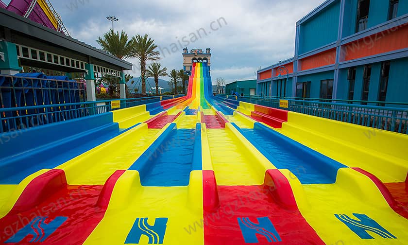 浙江宁波大目湾阿拉的海水上乐园竞赛滑道