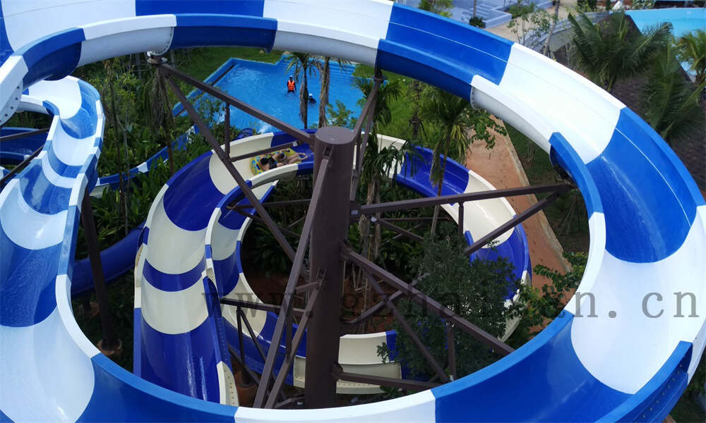 鳄鱼水滑梯探险记：欢乐刺激的水上冒险