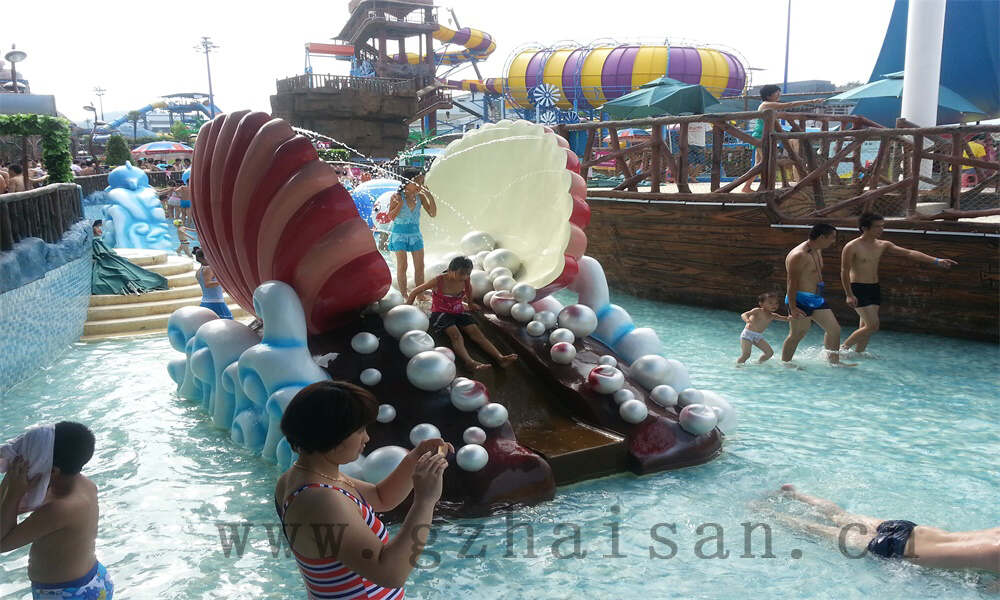 在策划水上乐园时，如何进行人员培训？