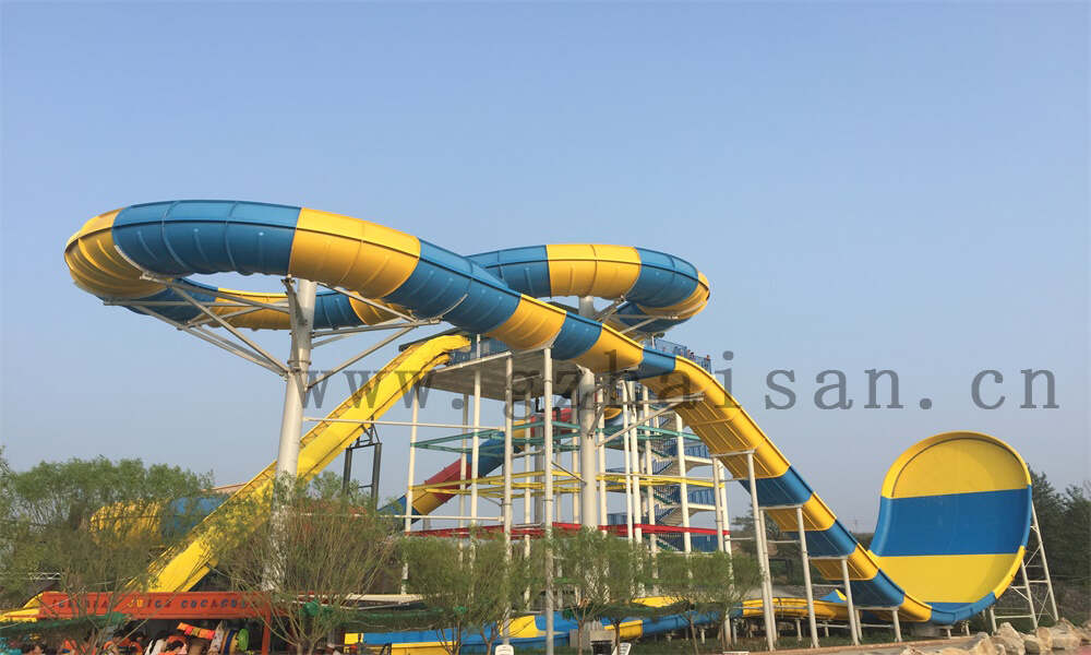 水上滑梯建在游轮上，如此梦幻般的水上乐园！