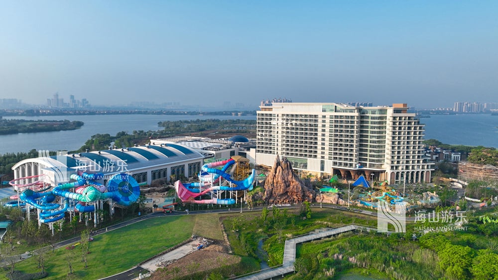 科技铸就非凡体验，专业成就行业标杆——jinnianhui今年会游乐荣膺2025金冠奖“杰出水滑道设备奖”